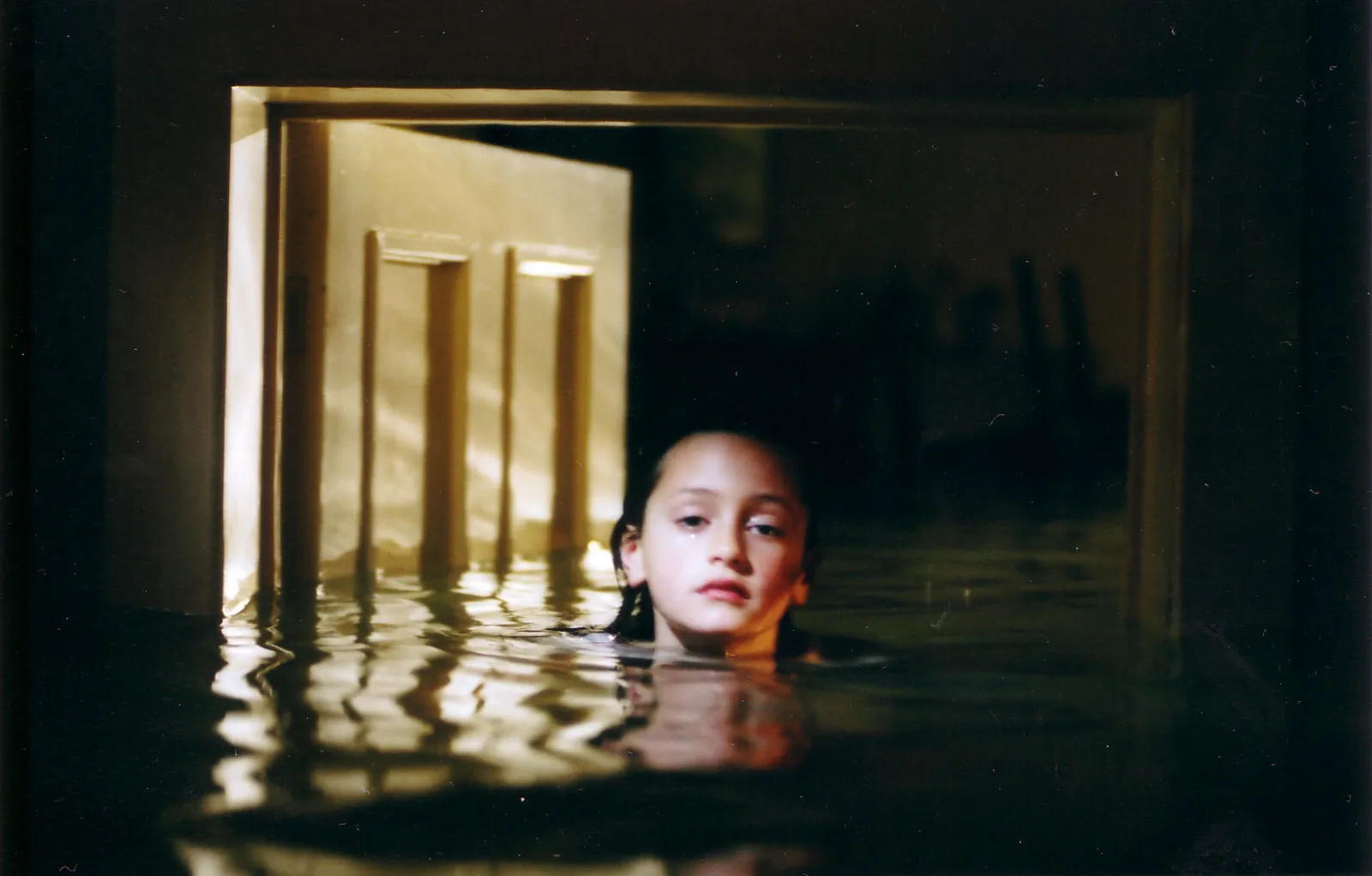 WATER 4006233 Mary Under Door