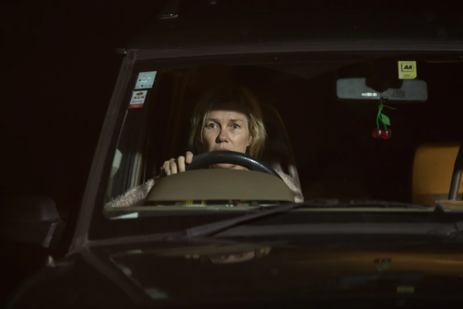 Trish2028 Robyn20 Malcolm2920watches20her20husband20in20horror20 Media