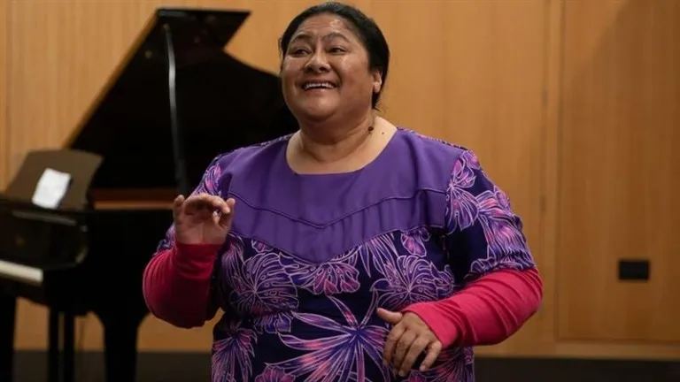 Tina with piano 9900000000079e3c